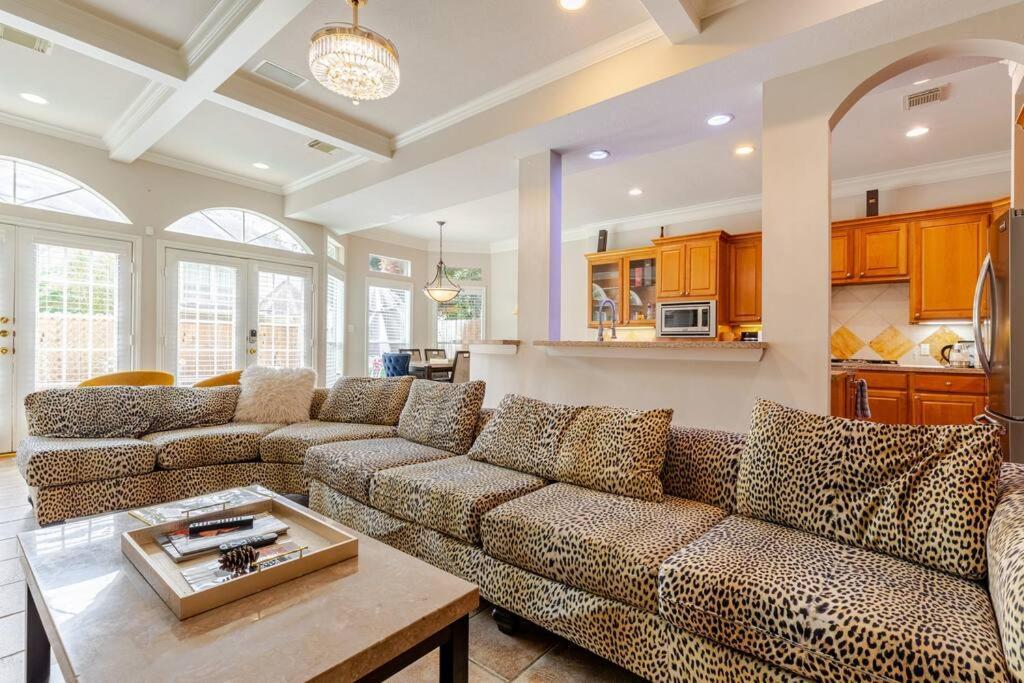 Insperit Home At Galleria With Heated Pool Spa Хьюстон Экстерьер фото