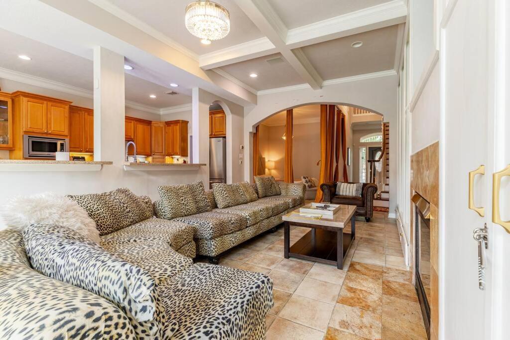 Insperit Home At Galleria With Heated Pool Spa Хьюстон Экстерьер фото